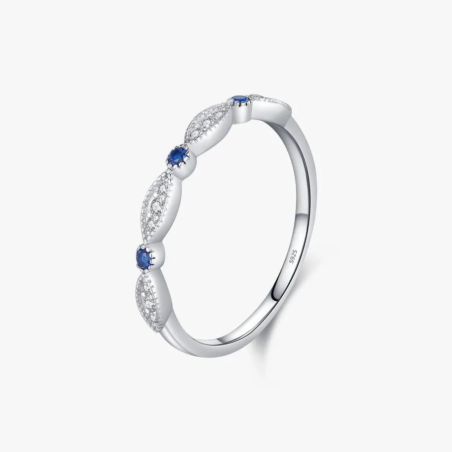 Bague à monture géométrique sertie de zircons, argentée
