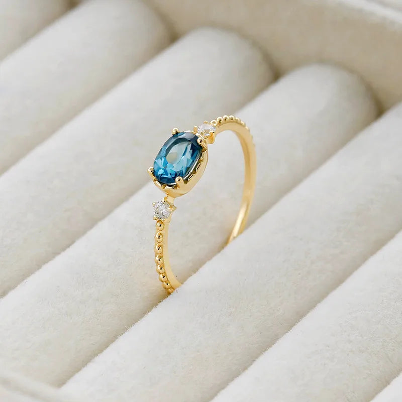 Bague à pierre bleue sur monture géométrique