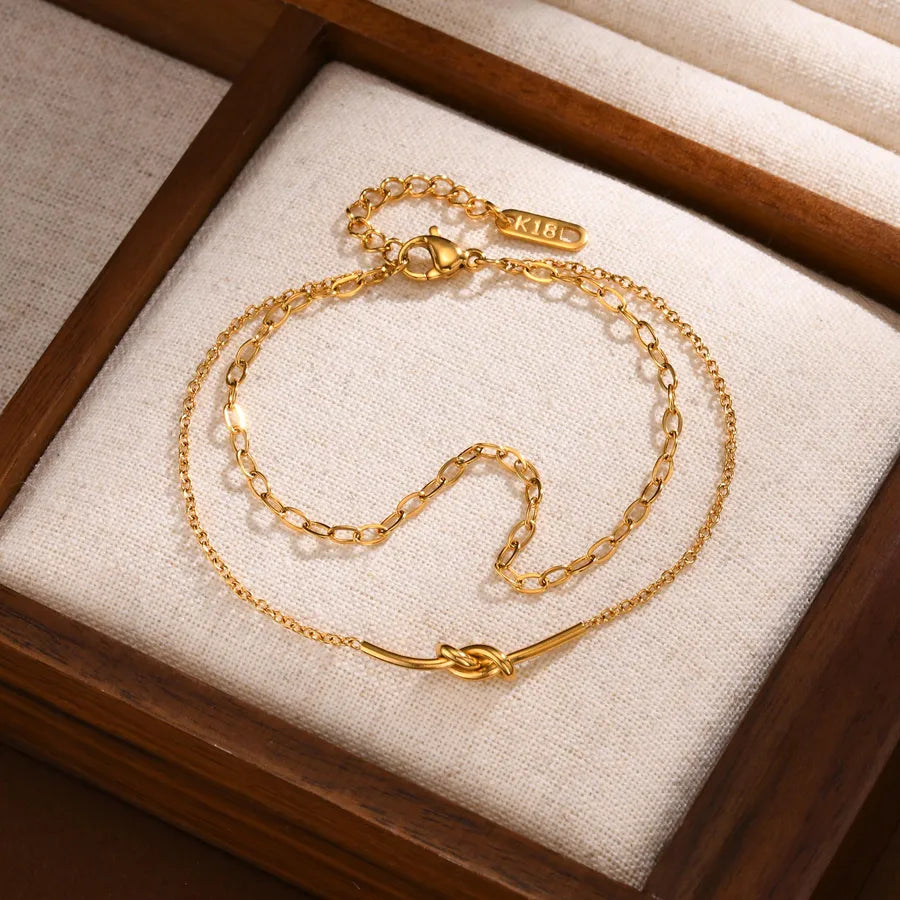 Bracelet nœud délicat sur chaîne dorée — vue 3