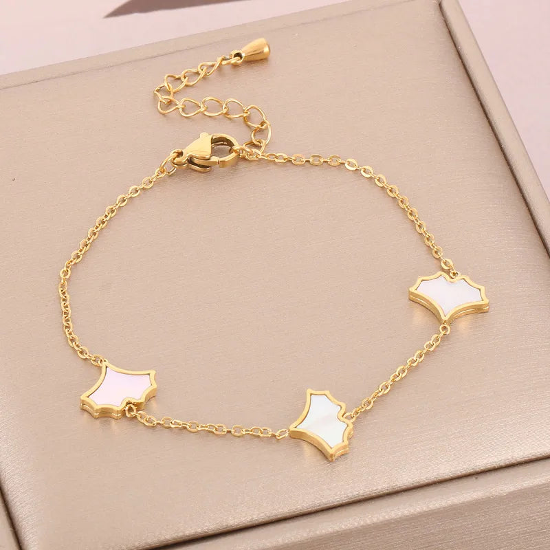 Bracelet feuille de ginkgo sur chaîne dorée