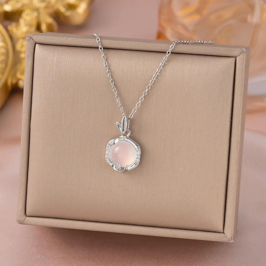 Collier fleur de calcédoine naturelle, chaîne dorée — vue 7