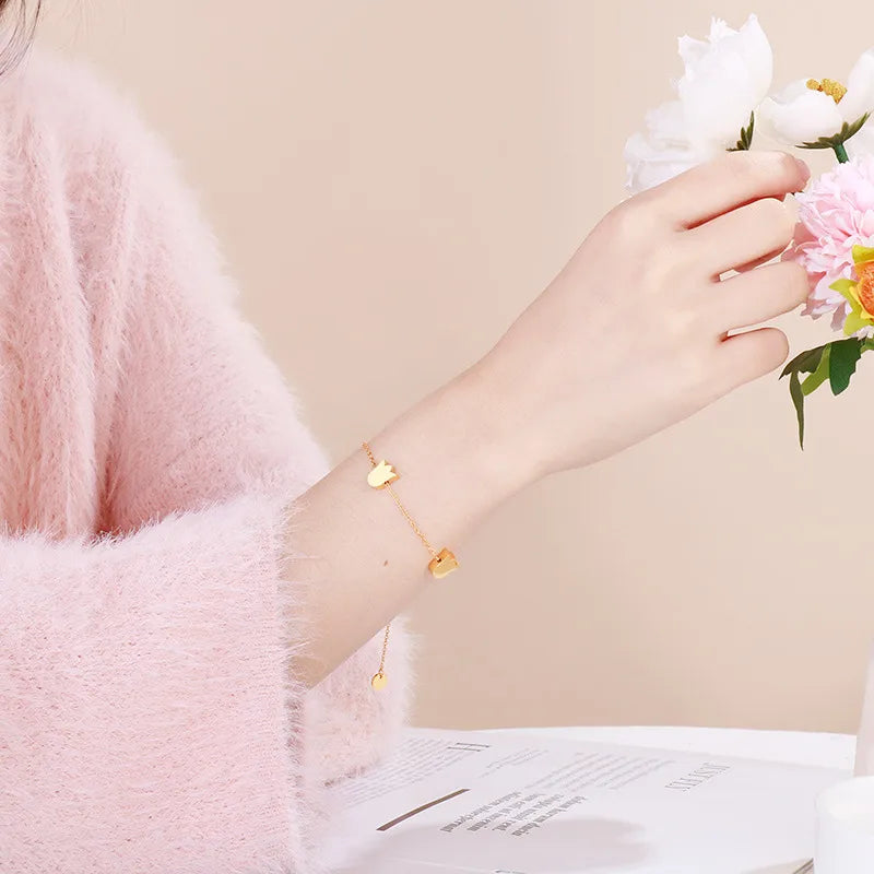 Bracelet fleur ouverte sur chaîne fine dorée — vue 2