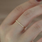 Bague solitaire ronde sertie de zircon, finition dorée
