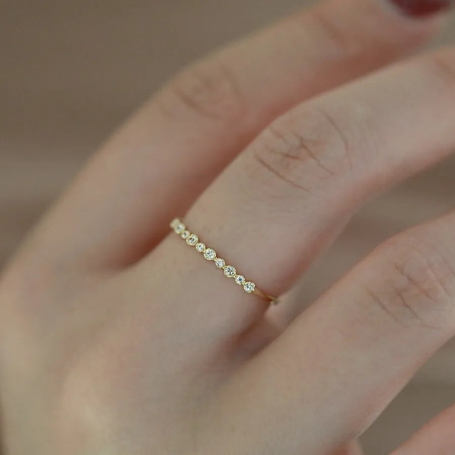 Bague solitaire ronde sertie de zircon, finition dorée