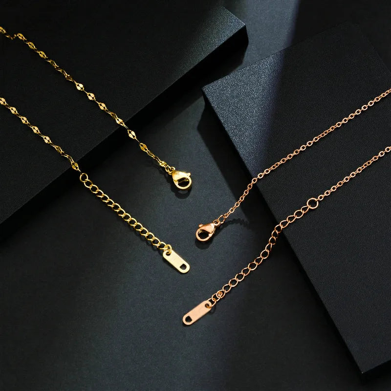 Collier à pendentif lèvres, modèle unisexe — vue 4