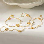 Bracelet fleur sertie de zircons sur chaîne fine dorée