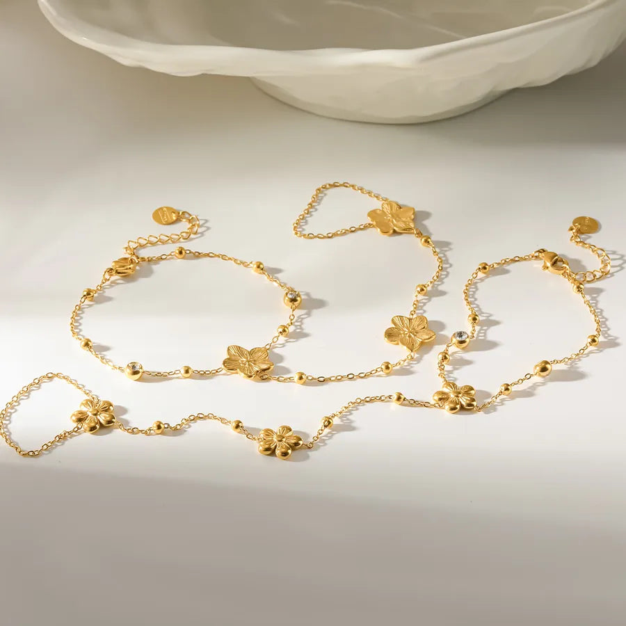 Bracelet fleur sertie de zircons sur chaîne fine dorée