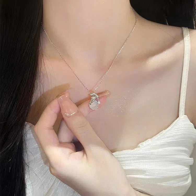 Collier fleur de calcédoine naturelle, chaîne dorée — vue 3