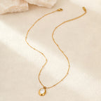 Collier à pendentif ovale épuré, chaîne dorée — vue 3