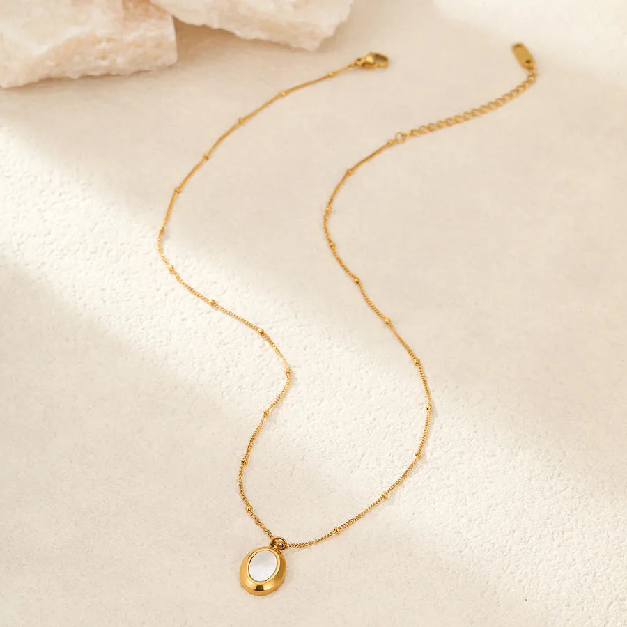 Collier à pendentif ovale épuré, chaîne dorée — vue 3