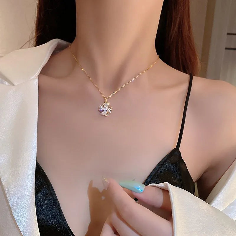Collier pendentif moulin à vent sur chaîne fine dorée
