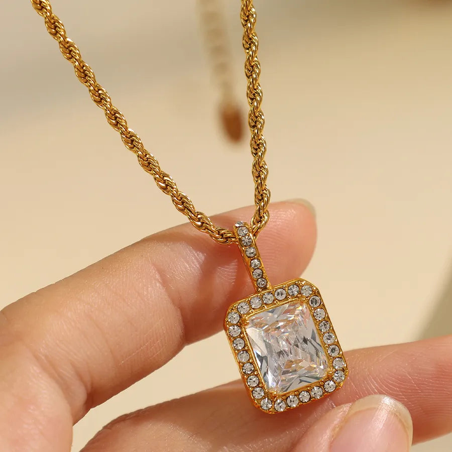 Collier à pendentif carré serti, chaîne dorée — vue 4
