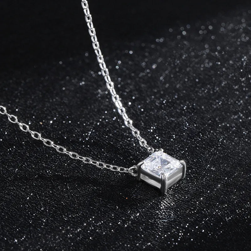 Collier à pendentif carré serti d'un zircon — vue 2