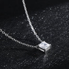 Collier à pendentif carré serti d'un zircon — vue 2