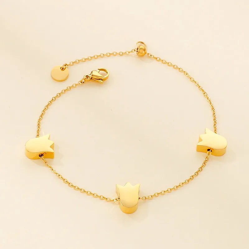 Bracelet fleur ouverte sur chaîne fine dorée — vue 3
