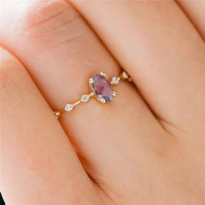 Bague à monture contemporaine sertie de pierre