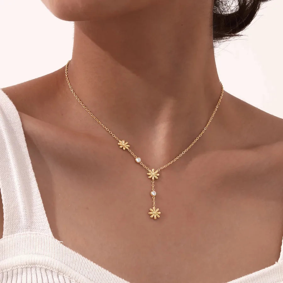 Collier fleur sertie de zircons, chaîne dorée — vue 6