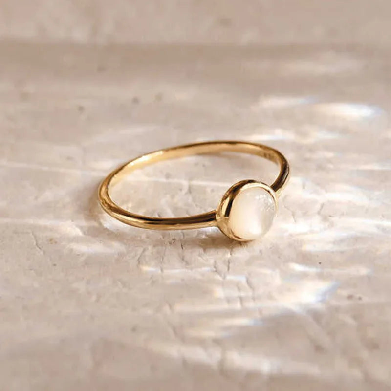 Bague à opale sur monture géométrique