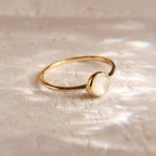 Bague à opale sur monture géométrique