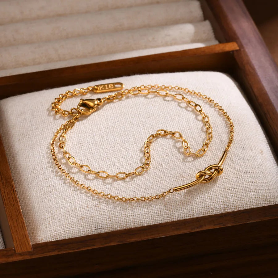 Bracelet nœud délicat sur chaîne dorée — vue 6