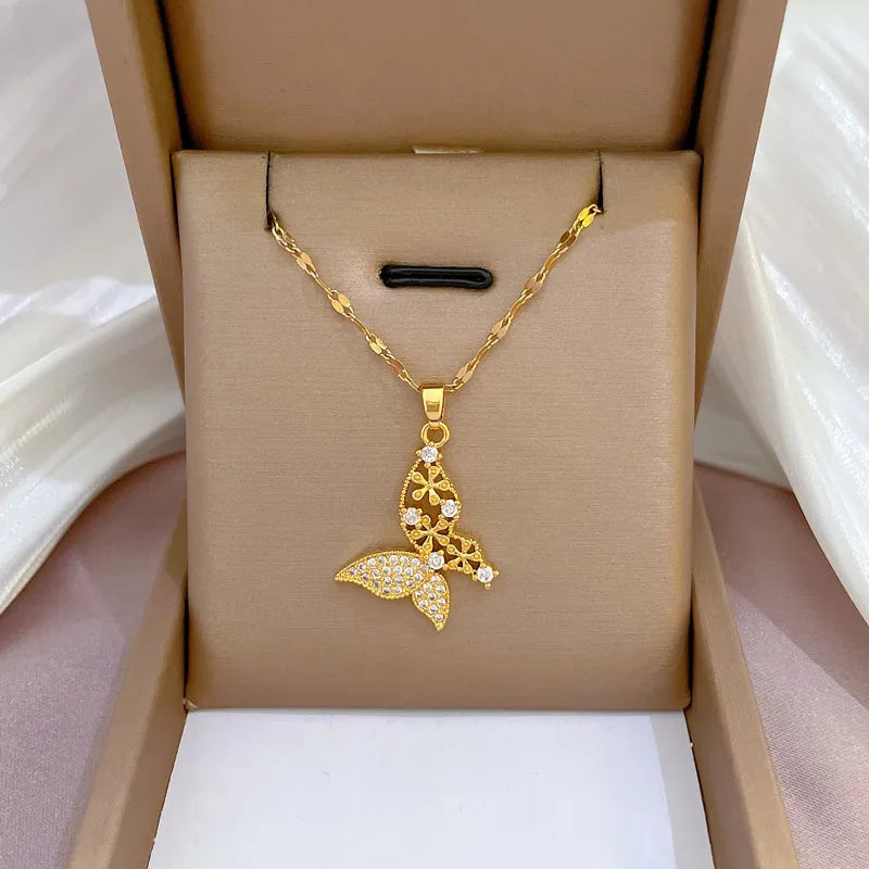 Collier papillon ajouré serti de zircons, chaîne dorée