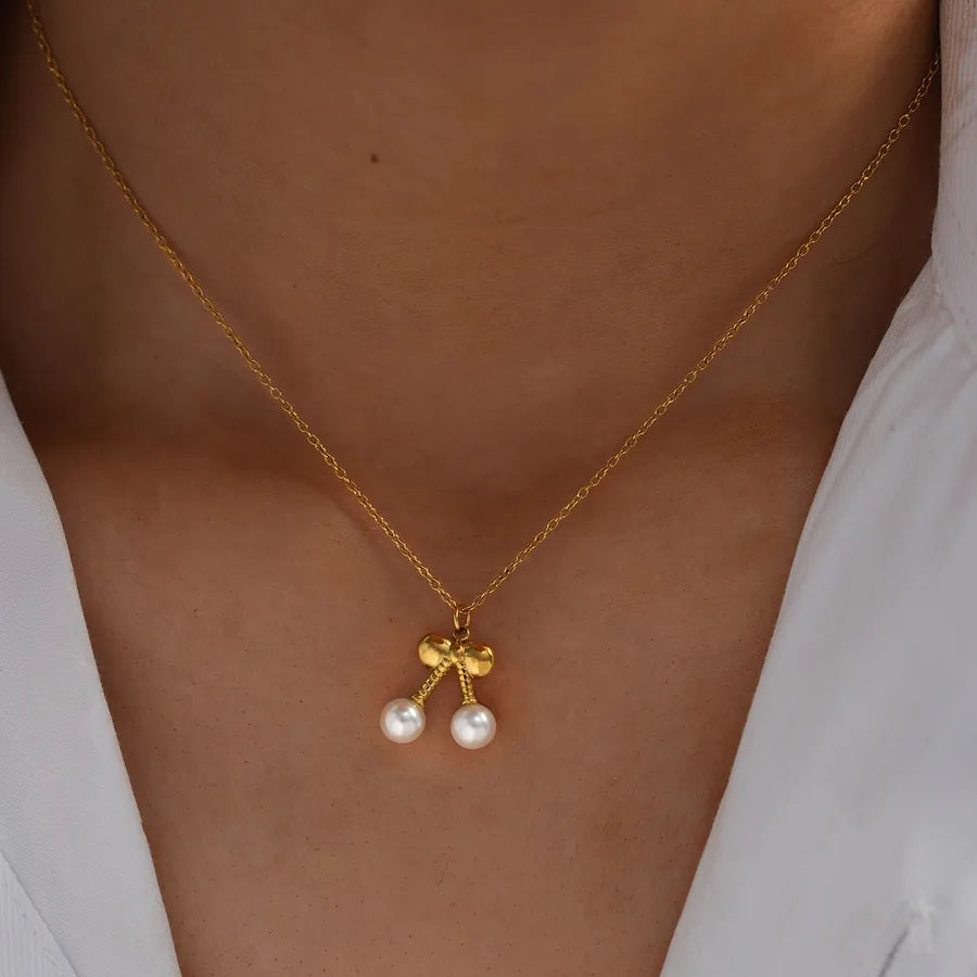 Collier à deux cerises, chaîne fine dorée — vue 3