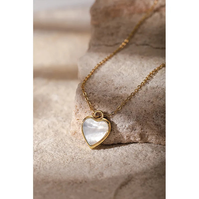 Collier cœur ajouré, chaîne fine dorée — vue 2