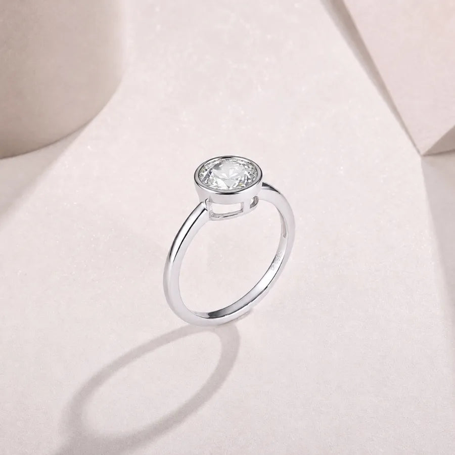 Bague moissanite ronde sur anneau simple, unisexe