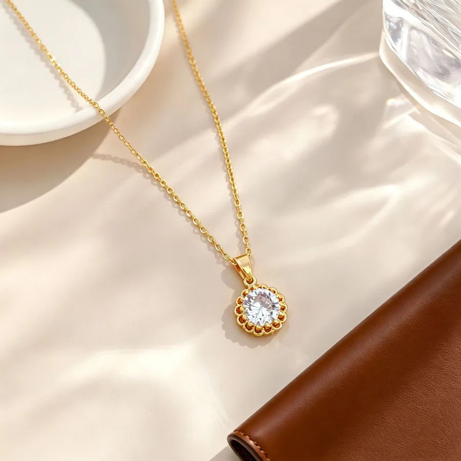 Collier à pendentif rond serti d'un zircon — vue 4