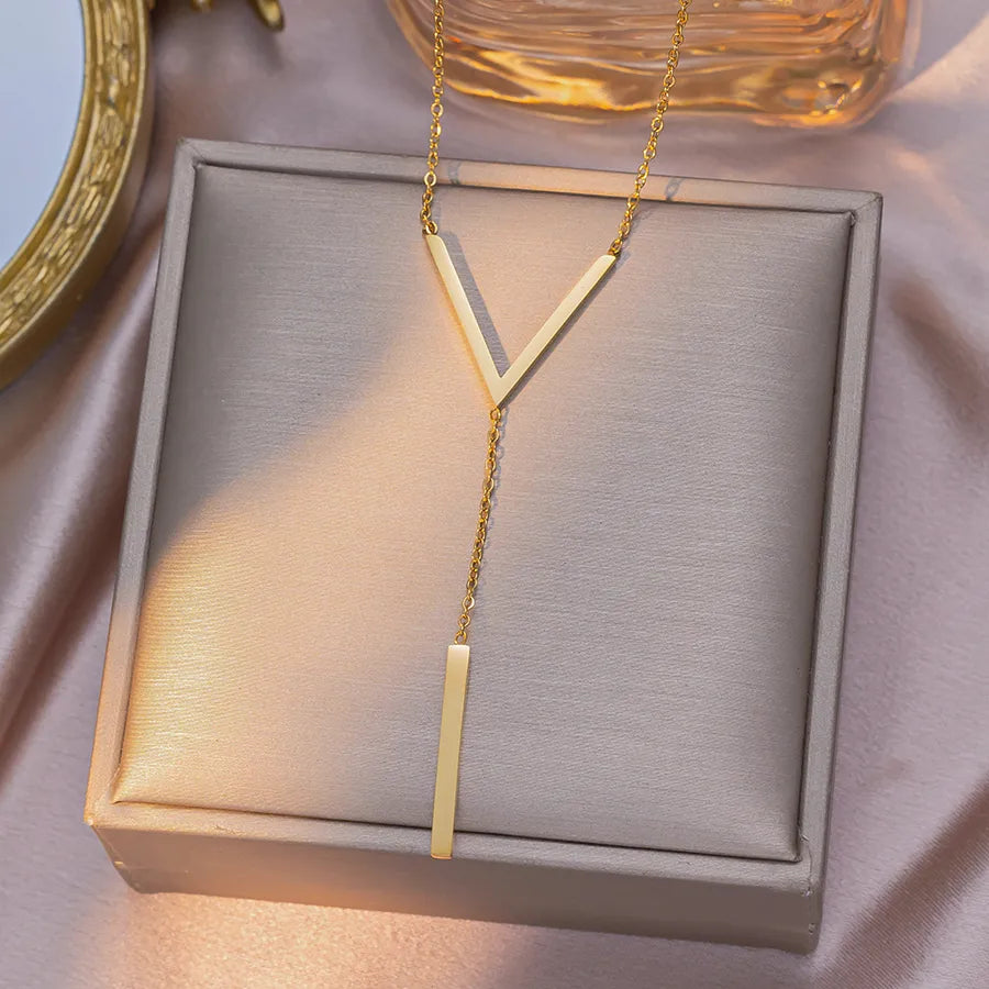 Collier à initiale et pampille, chaîne dorée — vue 4