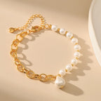 Bracelet à pendentifs goutte et perle sur chaîne dorée