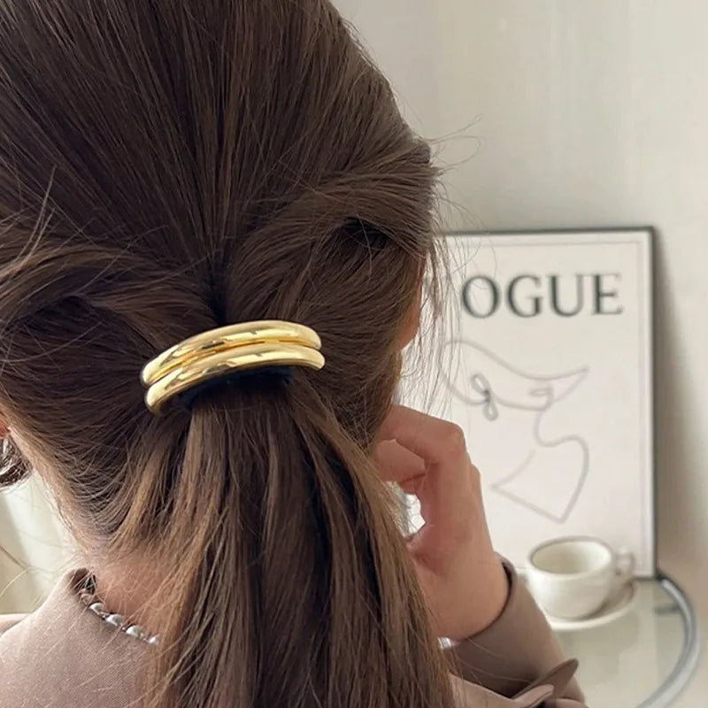 Élastique à cheveux orné d'anneaux métalliques bicolores
