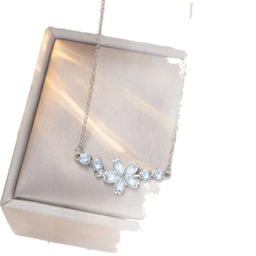 Collier à fleurs serties de zircons sur chaîne fine