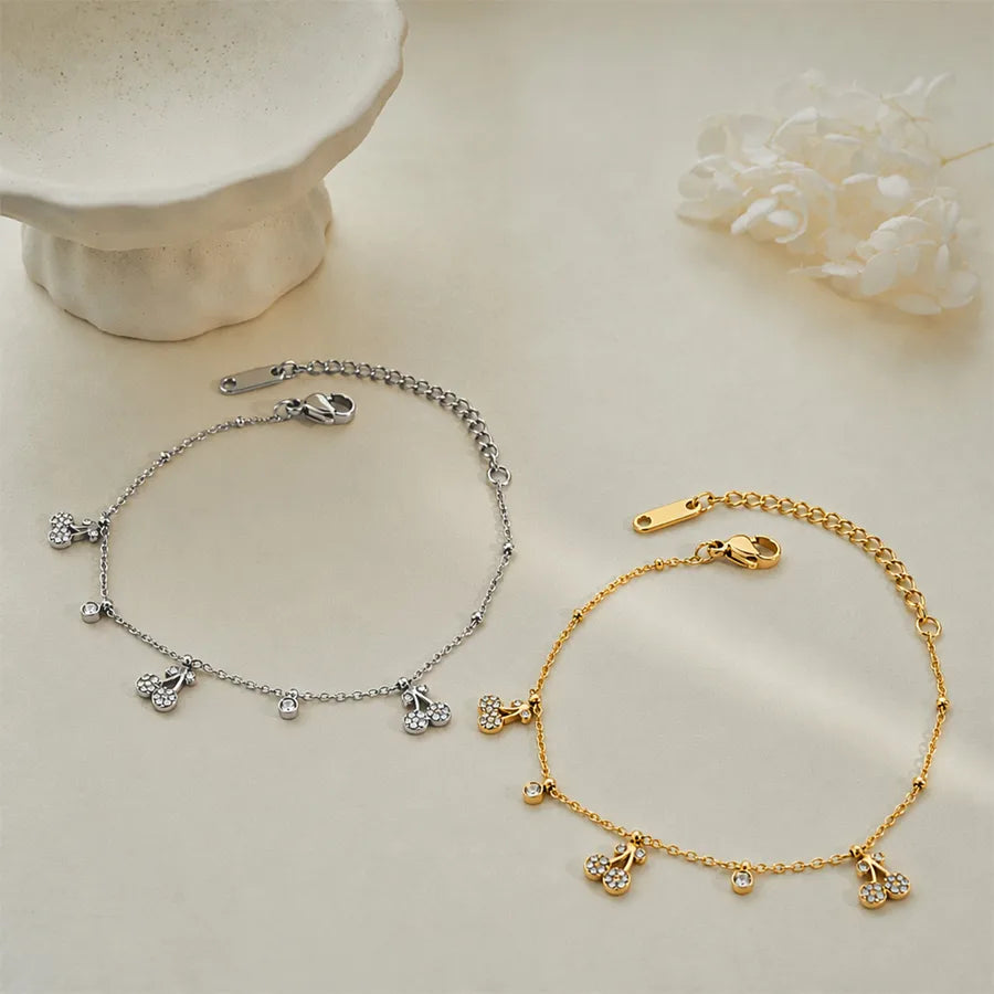 Bracelet à deux cerises sur chaîne fine dorée — vue 2