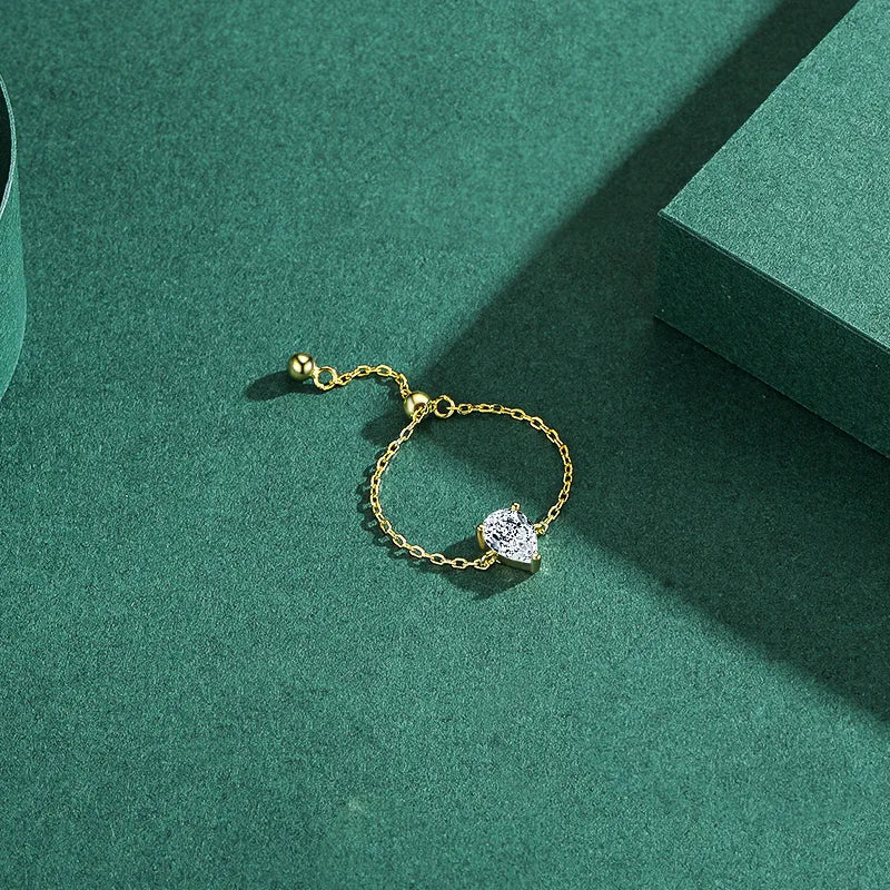 Bague à zircon taille goutte sur monture fine