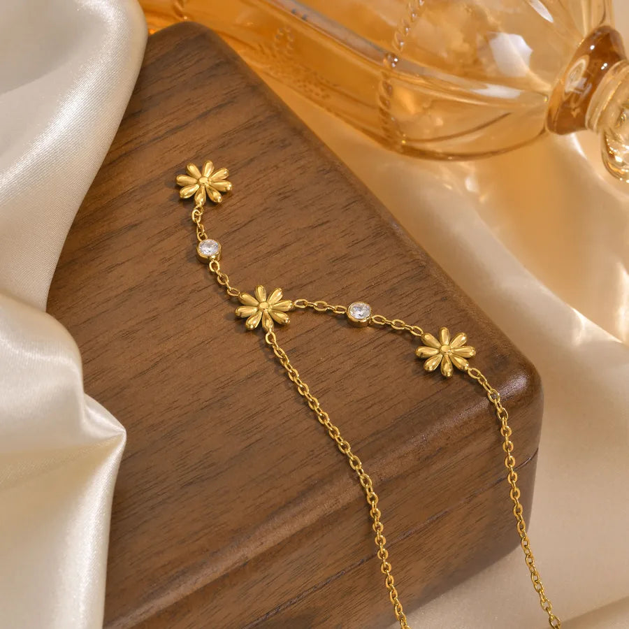 Collier fleur sertie de zircons, chaîne dorée — vue 3
