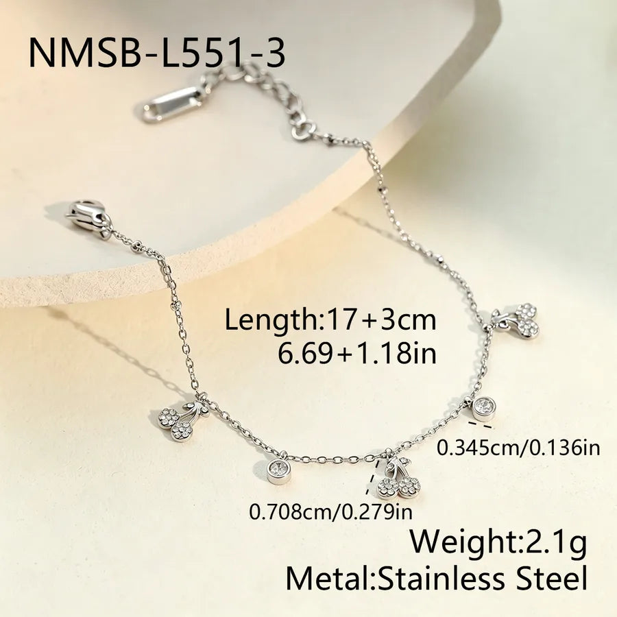 Bracelet à deux cerises sur chaîne fine dorée — vue 4